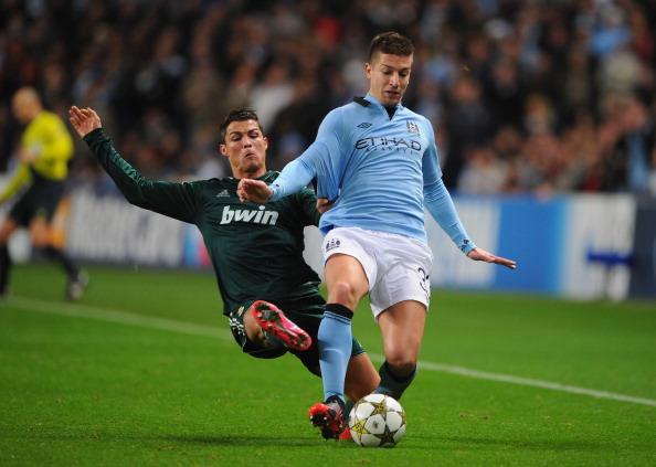 B费英超生涯已打入65球，葡萄牙球员中仅次于C罗（英超生涯进65球，B费在葡萄牙球员中仅逊C罗）