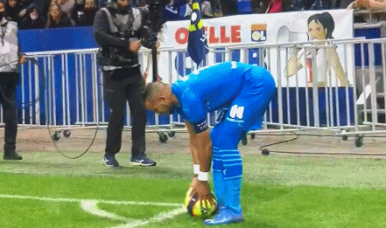 后防吃紧！热刺队长累积5张黄牌停赛无缘战富勒姆（防线告急！热刺队长累积五黄停赛，缺席与富勒姆之战）