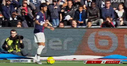 篮球篮网比赛中关键传球帮助球队取胜