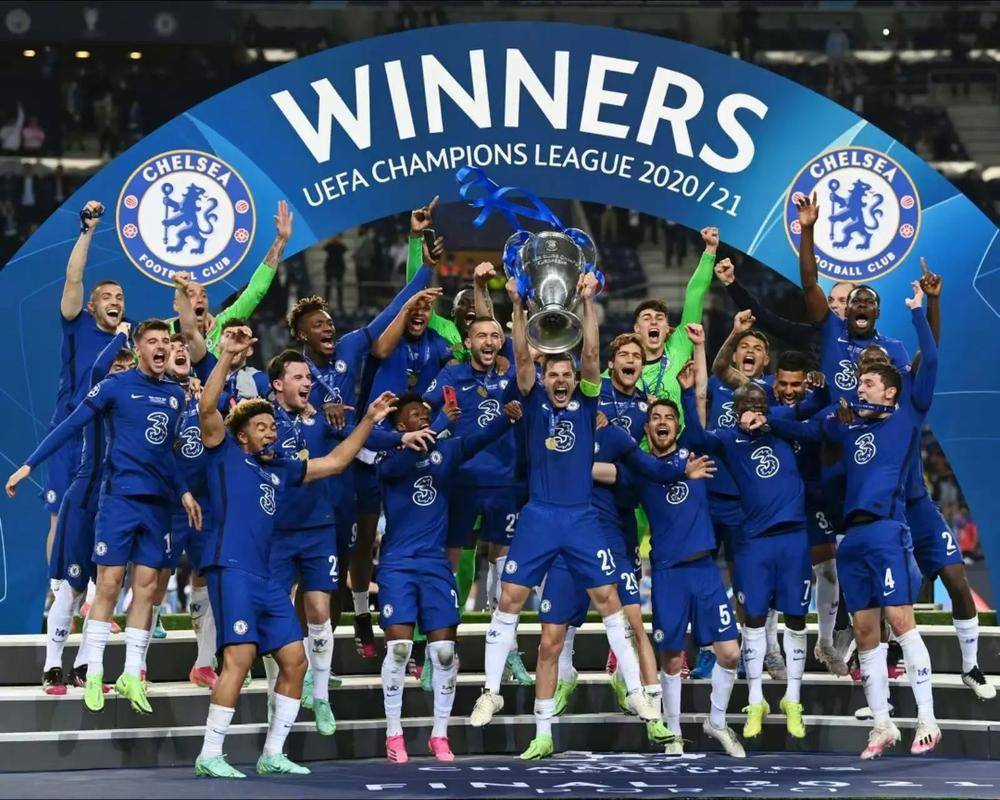 瑞典超保级附加赛被迫四次中断，球迷燃放烟火致人造草皮起火（球迷燃放烟花引发人造草皮起火，瑞典超保级附加赛四度被迫中断）