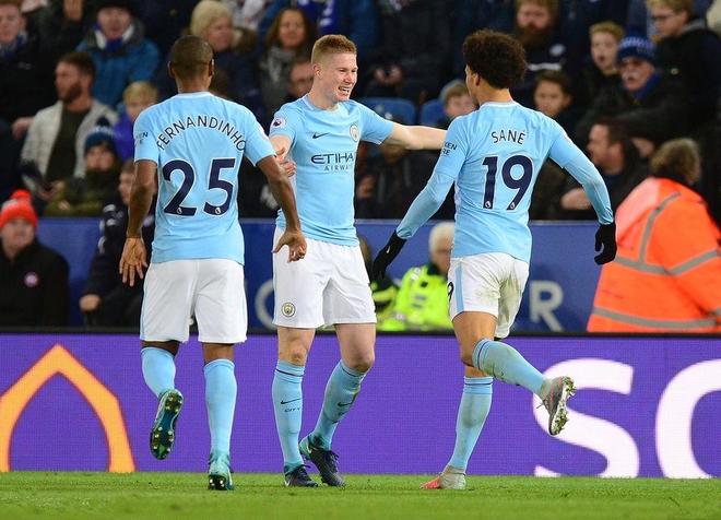 TA：因现代足球重视边路与攻防转换，菱形中场阵型已几乎绝迹（TA：在现代足球强调边路与攻防转换的趋势下，菱形中场几乎走入历史）