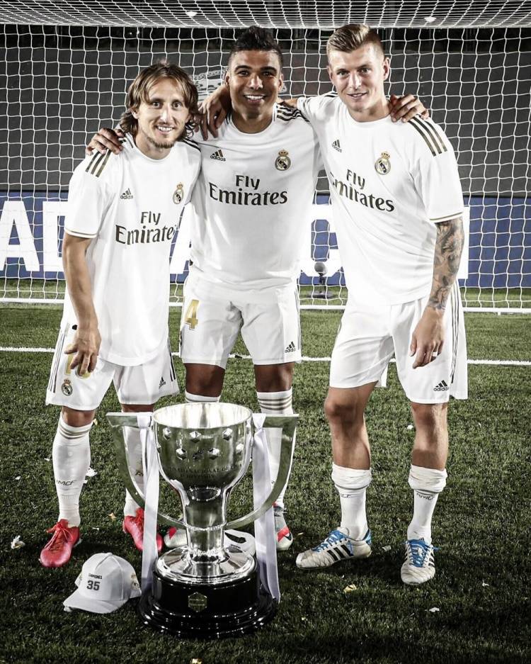 特里皮尔代表纽卡向IVE成员赠送专属球衣，后者为开球嘉宾（特里皮尔代纽卡向IVE成员赠送定制球衣，后者担任开球嘉宾）