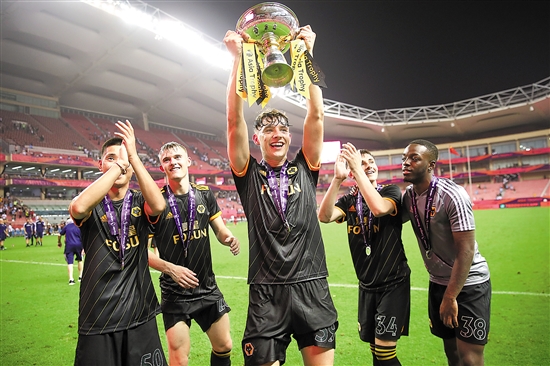 广州小学生观战轮椅篮球赛为运动员加油（广州小学生现场观赛为轮椅篮球运动员加油）