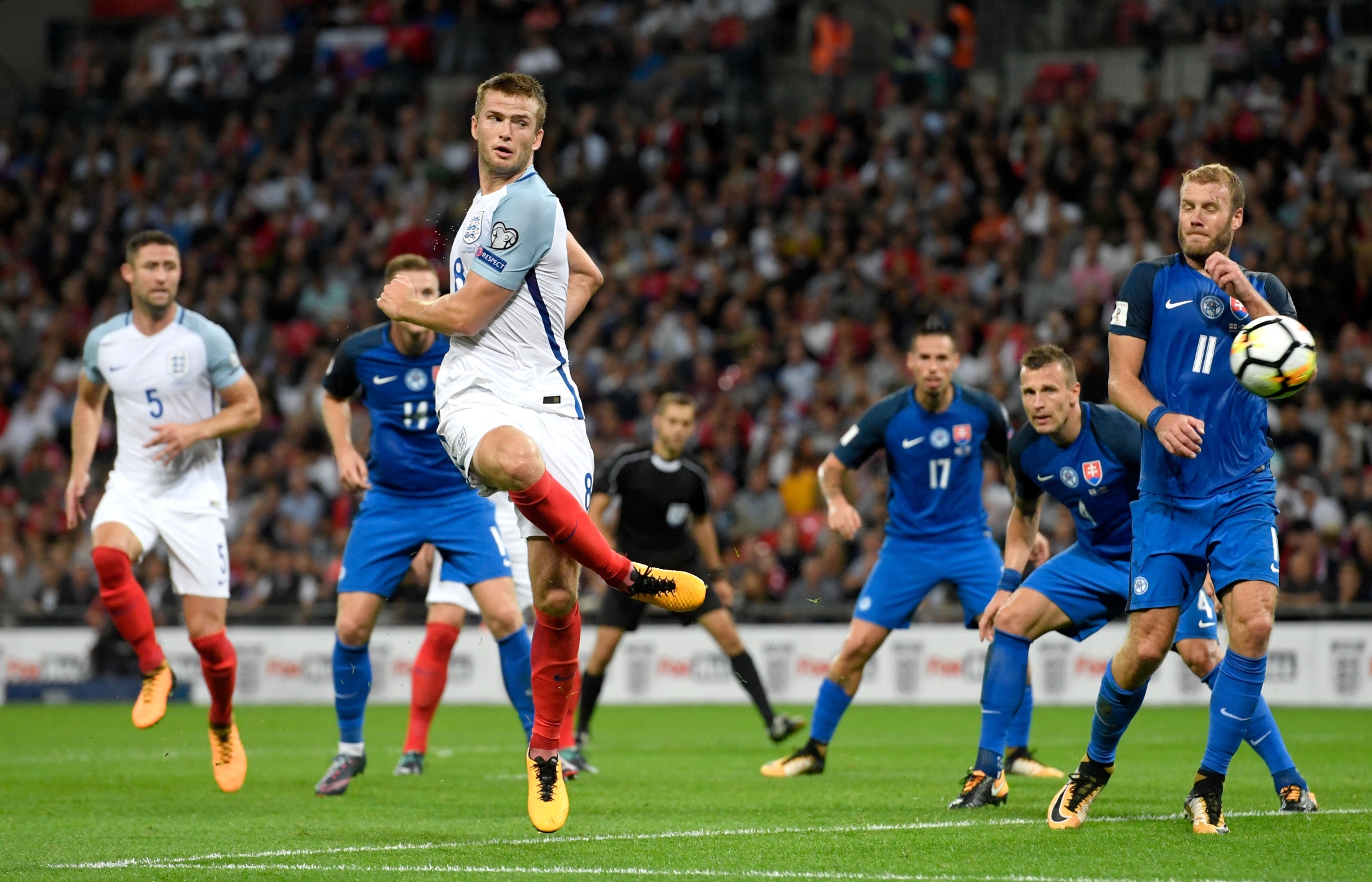 替补球员关键时刻助球队锁定积分（替补发威关键时刻帮助球队保住积分）