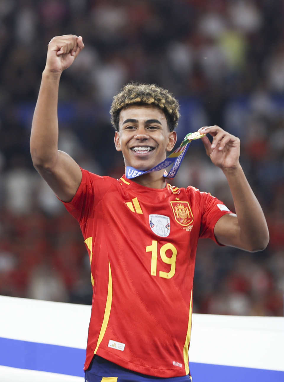 秀西班牙语，弗里克和记者开玩笑：搞什么，你们这些混蛋？（弗里克秀西班牙语与记者打趣：你们这是搞什么，伙计们？）