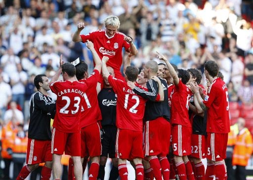 詹姆斯篮板抢断关键时刻锁定胜局（詹姆斯关键篮板与抢断一锤定音）